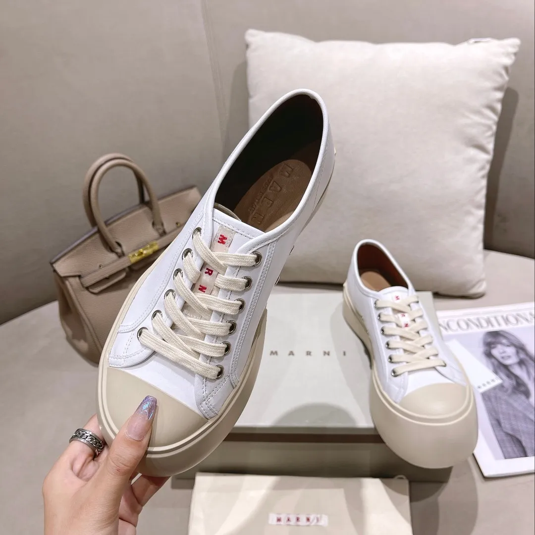 👟👟Ex-factory price 480👟👟Higher version of Marni Mani, popular online celebrity, Taobao, popular single model in physical stores! The lines of this shoe are very smooth. The round toe is a bit exaggerated, but you will know when you try it on. This thick and round shoe actually makes your legs very slim and long. The original version is reproduced in a one-to-one ratio, and the material is also one-to-one. It feels good on your feet! Fabric: Imported wool twill (grained calfskin) Lining: Imported sheepskin lining Size: 35 to 40 Outsole: T 👟👟 Factory price U Color: White cloth, black cloth, black leather, white leather, gray leather
